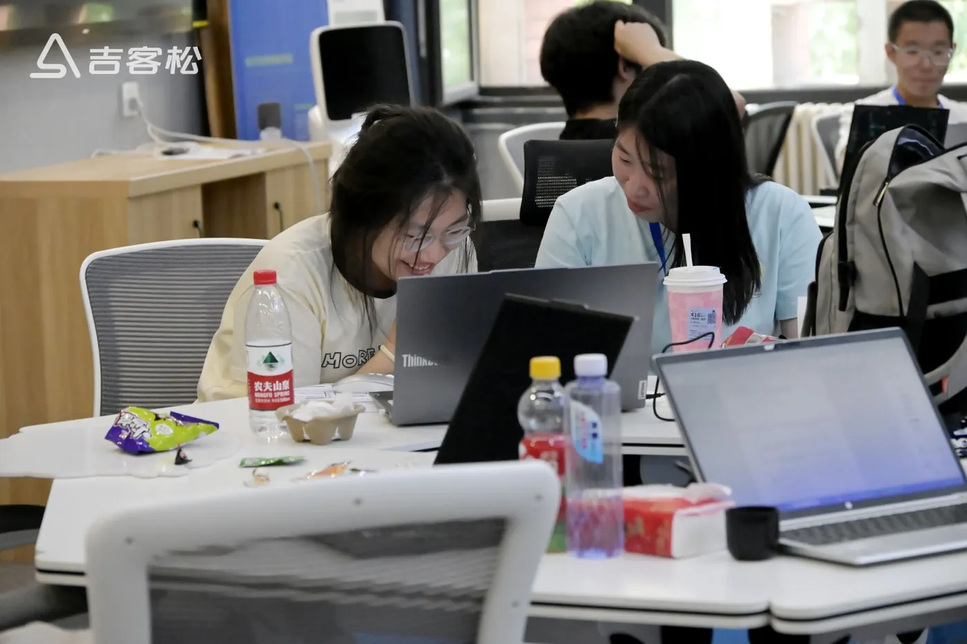 选手在深夜继续开发