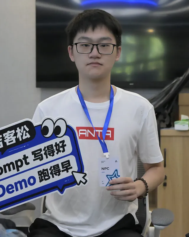 选手举「Prompt 写得好」梗牌