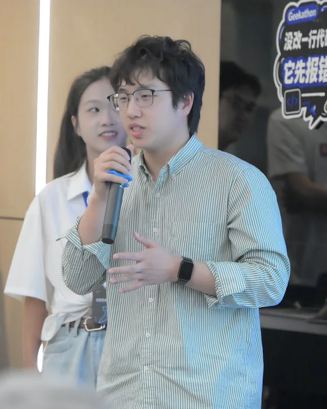 选手手持话筒路演