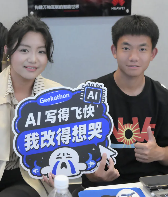 两人举吐槽标语牌