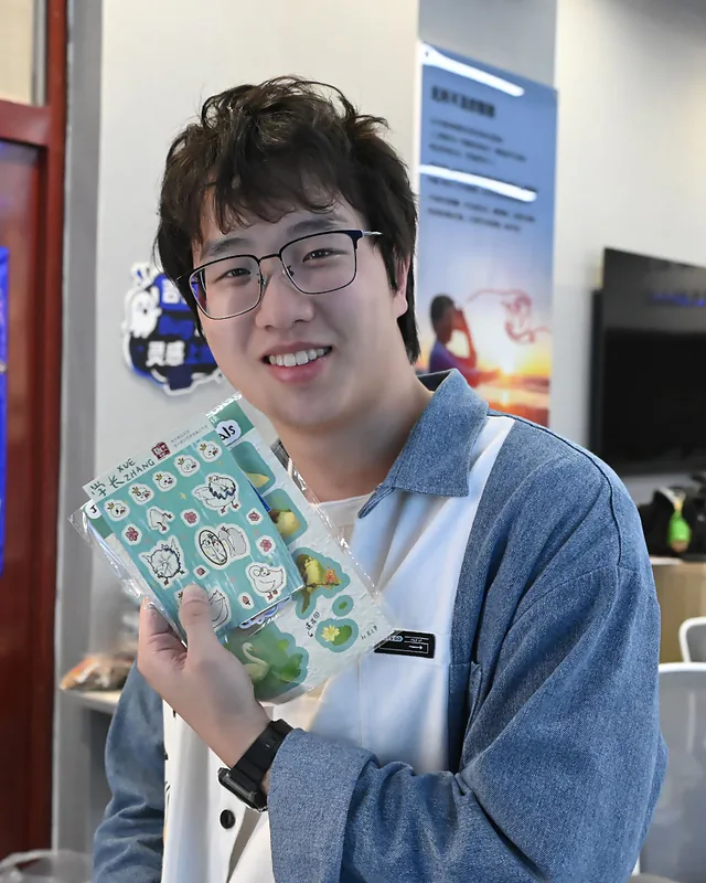 参与者举吉客松口号牌